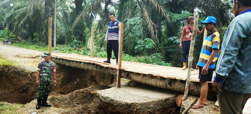 Peduli Transportasi, Babinsa Suraji dan BKTM Naibaho Buat Jembatan Darurat