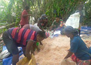Kompak, Babinsa dan Warga Pantai Barat Peras