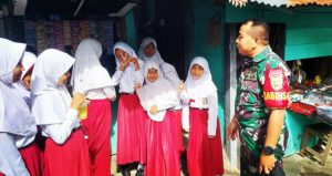 Demi Kesehatan, Babinsa Rex Harmodi Ajak Anak Beli Jajanan Bergizi