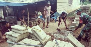 Wujud Kebersamaan, Babinsa Suraji Goro Rehab Rumah Warga Binaan