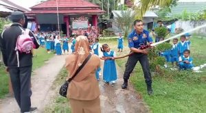 Petugas Pos Damkar Jaluko Didatangi Anak TK Al Hidayah