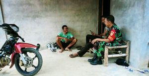 Peduli Lingkungan Sehat, Babinsa Poniman Ajak Warga Jaga Kebersihan
