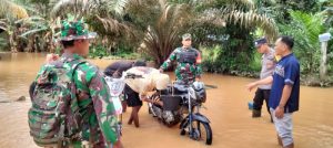 Danramil Kapten Syaiful dan Anggota Pantau Banjir di Pelepat Ilir