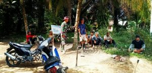 Songsong Bulan Ramadhan, Babinsa Daryono Goro Bersihkan Bahu Jalan
