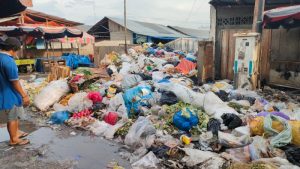 Sampah Menumpuk, Got Tersumbat Pasar Atas Seperti Tak Bertuan?