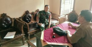 Cuaca Ekstrem Babinsa Poniman Koordinasi ke Pemdes Tanggap Langsor