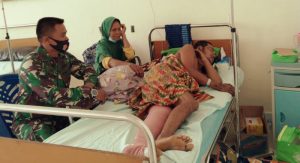 Peduli Kemanusiaan, Babinsa Syaipul Besuk Warga Binaan yang Kecelakaan