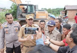 Tanggapi Keluhan Warga, Pj Bupati Tinjau Jalan Rusak di Maro Sebo