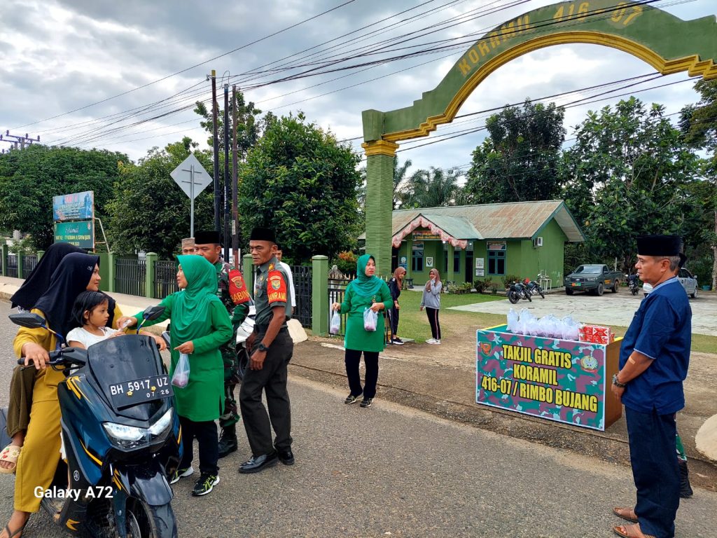 Koramil 416-07/Rimbo Bujang Bagikan 250 Takjil Kepada Warga