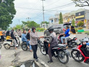 Polri Peduli, Polwan Polres Bungo Bagi-bagi Takjil
