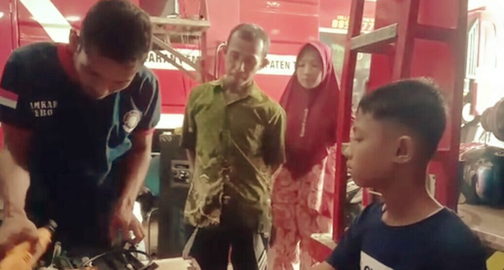 Cincin di Jari Tangan Tak Bisa Lepas, Warga Minta Tolong ke Pos Damkar Rimbo Bujang