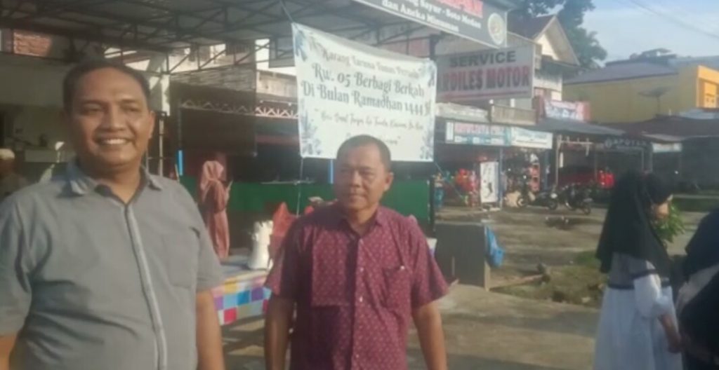 Semarak Ramadhan, Karang Taruna RW 05 Wirotho Agung Bagikan Takjil