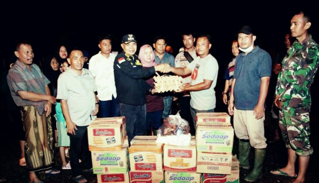Pj Bupati Tebo Bantu Makanan Siap Saji untuk Warga Korban Banjir