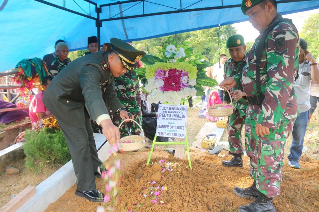 Letkol Inf Evid Nirwan Pimpin Pemakaman Prajurit Secara Militer