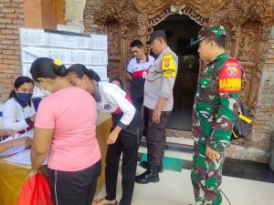 Babinsa dan Bhabinkamtibmas Pasekbali Pantau Penyaluran Sembako dan PKH   