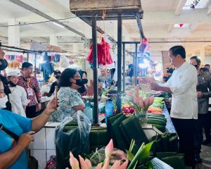 Jokowi Cek Harga Komoditas Pangan di Pasar Rakyat Talang Banjar Jambi