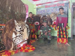 Babinsa Sertu Wianto Sambangi Kesenian Reok Bawono Langgeng