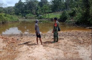 Babinsa Serka Sutiyono Ajak Warga Siapkan Tadah Hujan Untuk Tanaman
