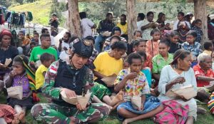 Satgas Yonif 721/Makkasau Gelar Makan Bersama
