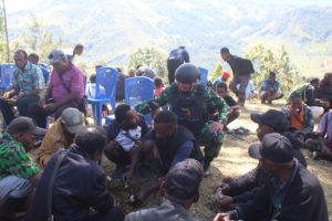 Kunjungi Rumah Misinonaris Pertama di Lanny Jaya, Satgas Yonif 721/Makkasau Jalin Sinergitas