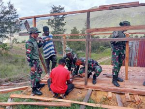 Bangun Kandang Ternak, Yonif 721/Makkasau Tingkatkan Perekonomian Warga   