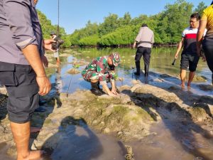 TNI-Polri di Klungkung Bergerak Tanam Mangrove   