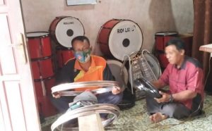 Kendati Berprofesi Wartawan, Iman Surya Tetap Menekuni Usaha Pembuatan Drum Band