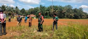 Babinsa Azis Bersama Tim Mengukur Batas Tanah MIN 1 Tebo, Rencana Lokasi Kantor Desa Wana Mulya