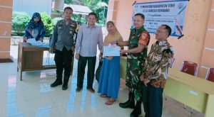 Babinsa Poniman Kawal Pembagian BLT, di Rantau Kembang