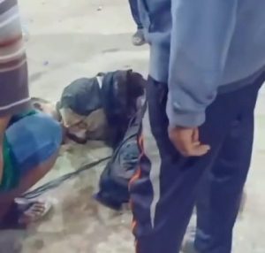Kepergok, Pencuri Babak Belur Dihajar Massa Motor Dibakar
