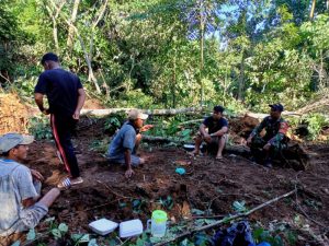 Potret Kedekatan Warga dengan Satgas TMMD Saat Makan Siang