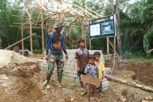 Begini Kedekatan Anak-anak Talang Silungko Bersama Satgas TMMD