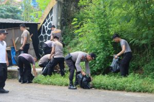 Peduli Lingkungan, Polisi Bersihkan Sampah di Kota Muara Bungo