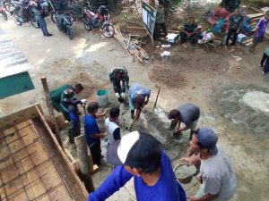 Kemanunggalan TNI-Rakyat Kuat, Lakukan Goro Pengecoran Atap Mushola di Lokasi TMMD