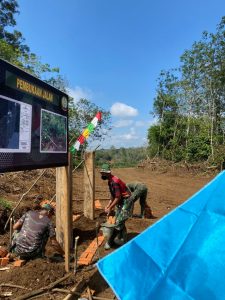 Tugu Prasasti Mulai Dibangun Oleh Satgas TMMD