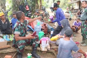 Begini Keakraban TNI dan Rakyat, Ketika Disuguhkan Makanan dan Kopi Oleh Emak emak