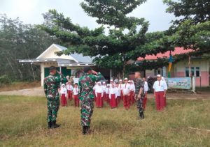 Satgas TMMD Ke-117, Sambangi Sekolahan Latih PBB dan Kedisiplinan