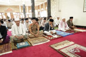 Idul Adha 1444 H, Pejabat Bupati Bachyuni Sholat Di Masjid Nurul Wathon Al -Mukhtar
