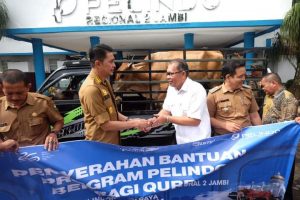 Pejabat Bupati Bachyuni Salurkan Hewan Qurban PT. PIP ll Persero