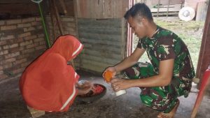 Kedekatan Satgas TMMD Membantu Ibu Asuh Memasak Sambal