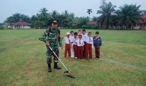 Serka Sutiyono Bersihkan Lapangan, Untuk Pendaratan Helypet