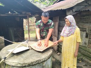 Peduli Satgas TMMD, Bantu Orang Tua Asuh Jemur Kerupuk