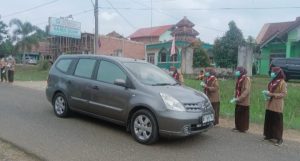 Peduli Kemanusiaan, Pramuka Ponpes Darul Ulum Bagikan Masker
