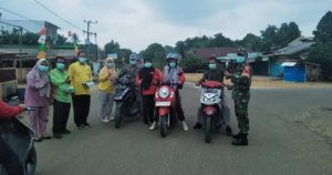 Babinsa, Nakes dan Pemdes, Bagikan Masker di Sumbersari