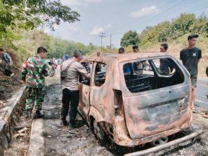 Mobil Terbakar, Pemilik Malah Melarikan Diri ke Dalam Kebun