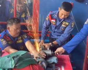 Tangan Warga Terjepit Penggilingan Roti, Petugas Damkar Beraksi
