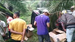 Mobil Muatan Rokok Illegal Kecelakaan di Bungo