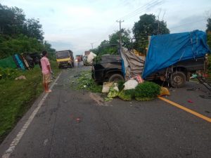 Hilang Kendali, L300 Muatan Sayuran Hantam Truk Hino