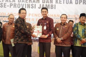 Pejabat Bupati Muaro Jambi Terima Penghargaan Dari KPK-RI