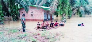 Musim Hujan, Babinsa Syaipul : Waspada Warga Tinggal di Bantaran Sungai